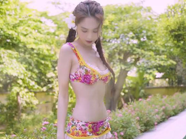 Khoe sân vườn rộng trăm mét, Ngọc Trinh cũng không quên 'trưng trổ' body căng đét như gái đôi mươi