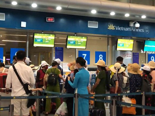 Sân bay Đà Nẵng tấp nập người làm thủ tục, nhiều khách mua vé giờ chót