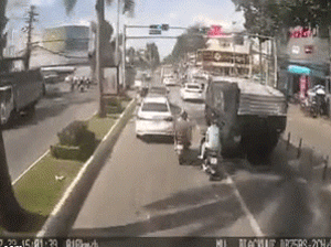 Video: 2 xe máy vượt cẩu thả gây tai nạn kinh hoàng