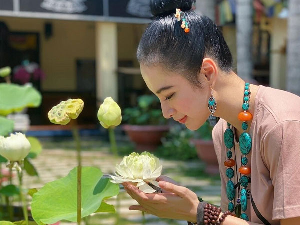 Cuộc sống giản dị của Angela Phương Trinh hậu rời khỏi showbiz: Không còn hở bạo, tích cực làm từ thiện và phát nguyện ăn chay trọn đời