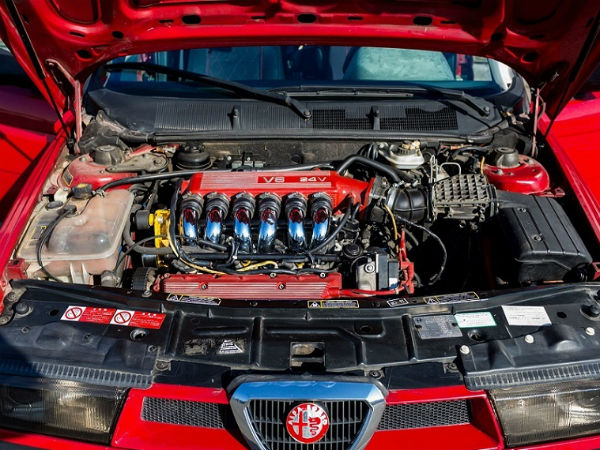 So kè động cơ V6 trên xe sang và động cơ V8 của siêu xe