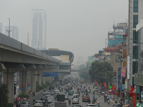 Bầu trời Hà Nội lại mù mịt dù đã giữa trưa, chất lượng không khí nhiều nơi ở mức tím - rất có hại cho sức khỏe