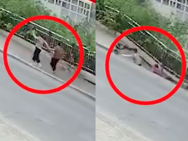 Đang đi bộ thì vỉa hè bất ngờ bị sụp, hai người phụ nữ rơi xuống hố sâu khiến ai chứng kiến cũng phải thót tim