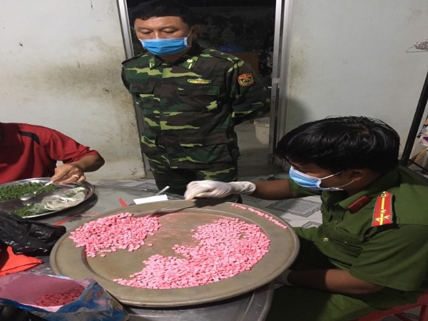 Bắt 2 người tàng trữ hơn 10 kg ma túy ở biên giới Long An