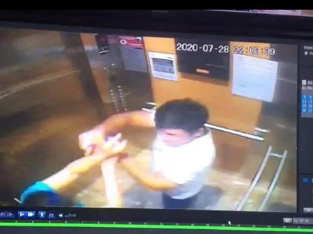 TP.HCM: Nhắc nhở người khác đeo khẩu trang, người phụ nữ bị xịt cồn vào mắt khiến bỏng giác mạc