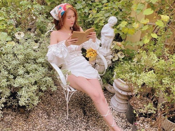 Ngọc Trinh tung ảnh ngồi đọc sách nhưng vẫn tranh thủ khoe dáng sexy