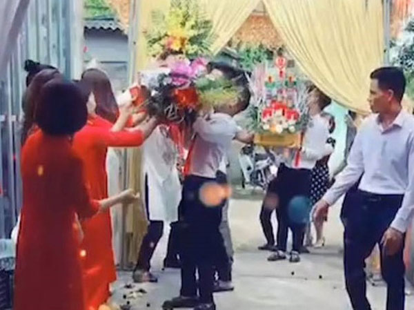 Đang đám hỏi linh đình, quan viên hai họ sốc nặng khi sự cố bất ngờ xảy đến, hành động sau đó của cô dâu mới đáng thương làm sao