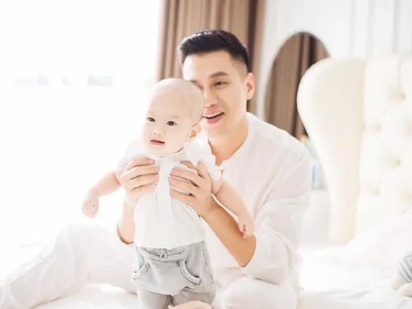 Việt Anh chia sẻ quan điểm về việc giúp con vượt qua khủng hoảng khi bố mẹ ly hôn