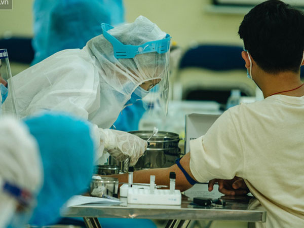 Ảnh: Hà Nội bắt đầu test nhanh Covid-19 những người về từ Đà Nẵng