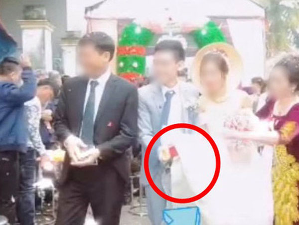 Sợ cô dâu đi lại vướng, chú rể xung phong hỗ trợ nhưng lại tốc hết cả váy vợ lên, dân tình bình luận: 'Cưới được vợ mừng quá hóa ngơ luôn!'