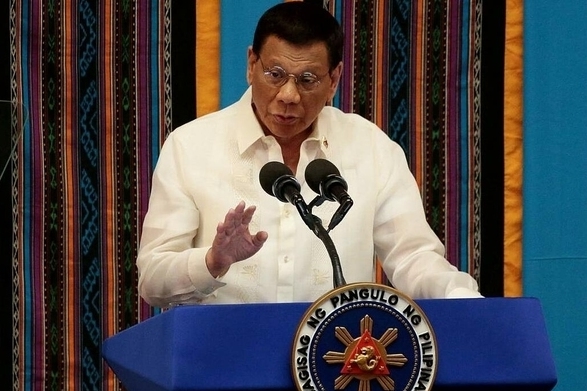 Duterte khuyên khử trùng khẩu trang bằng xăng
