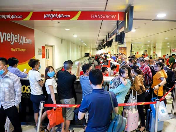 Lỡ chuyến bay vì ra muộn, hành khách nhổ nước bọt vào mặt nhân viên hàng không