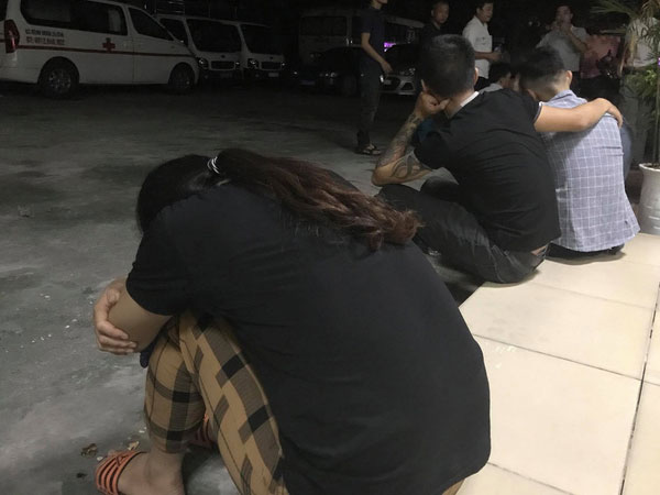 Con gái gục khóc trong nhà tang lễ khi biết tin bố tử vong trong vụ sập giàn kính: 'Bố ra đi khi còn chưa kịp ăn cơm tối...'