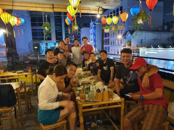 Lộ hình ảnh hiếm hoi Công Phượng dẫn vợ Viên Minh đi dự tiệc chia tay HLV Hàn Quốc