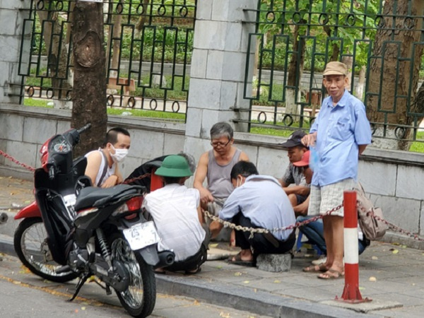 Bất chấp lệnh cấm từ 1/8, người Hà Nội vẫn có chỗ ngồi trà đá, vỉa hè chỉ vắng trước cơn mưa giông bất chợt
