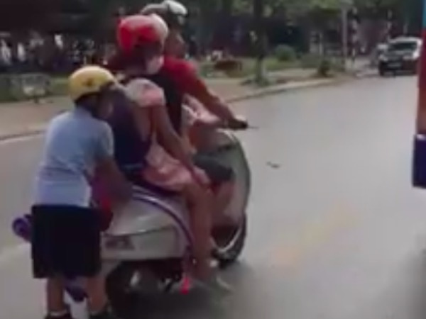 Clip: Người đàn ông 'đèo' 3 con nhỏ theo kiểu làm xiếc giữa đường, vị trí của bé trai phía sau khiến nhiều người kinh hãi