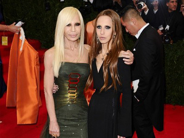 Cuộc sống như địa ngục của Ái nữ 'đế chế' Versace: Thừa kế công ty khi mới 11 tuổi, tài sản hàng trăm triệu đô nhưng không có lấy một ngày vui vẻ