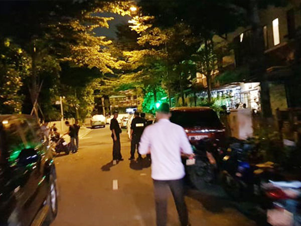 Cảnh sát bao vây biệt thự ở Sài Gòn tìm ma tuý