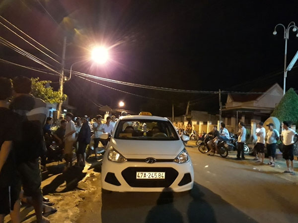 Mang lồng chim đi taxi, khách bị tài xế rút dao đâm nhập viện