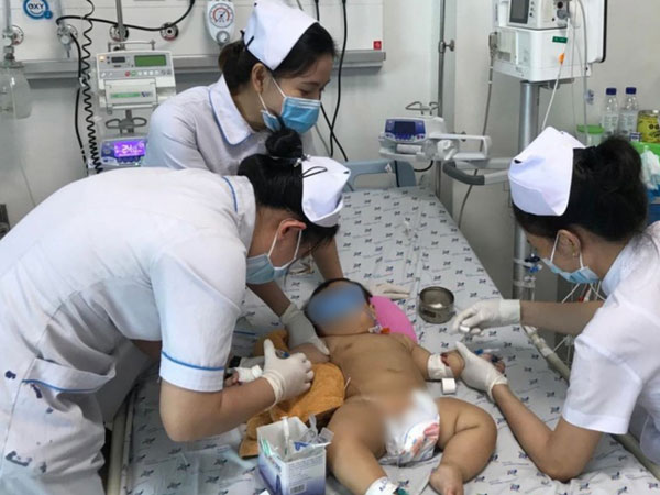 Tập đi trên xe nôi, bé gái 9 tháng tuổi bị điện giật bỏng nặng, hôn mê