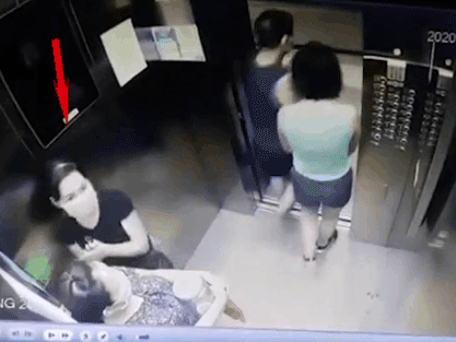 Video: 2 người phụ nữ lấm lét nhìn camera thang máy và pha "cầm nhầm" chai nước rửa tay khô