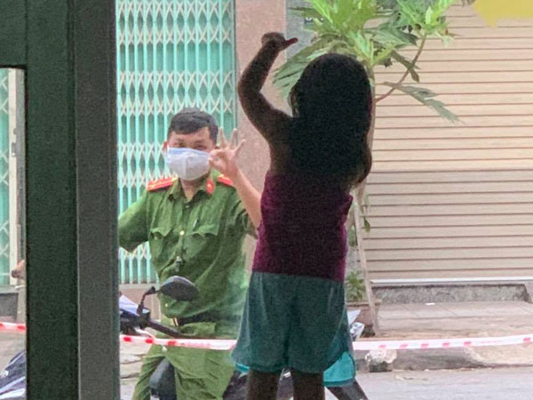 Hình ảnh chiến sĩ công an vùng 'tâm dịch' Đà Nẵng đi qua nhà, vẫy chào con gái qua khung cửa kính gây xúc động