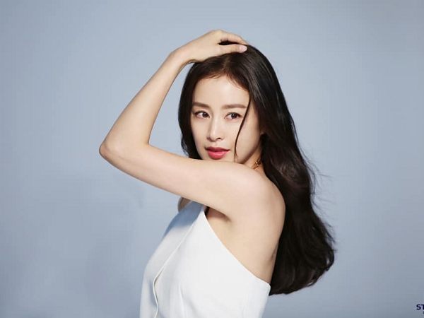 Loạt ảnh 'tranh thủ chụp test máy' của Kim Tae Hee gây sốt vì đẹp như tạp chí