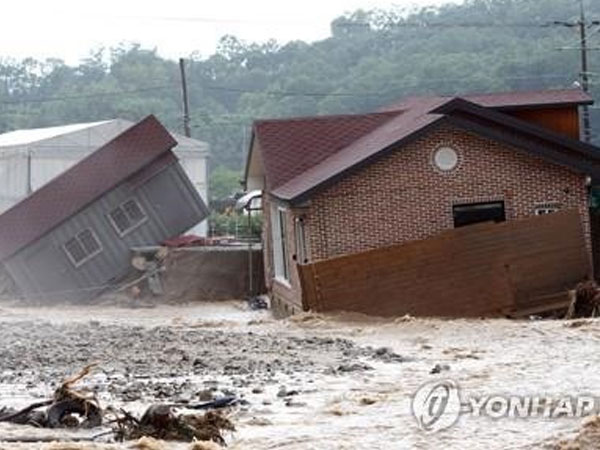 Mưa lớn gây lũ lụt, lở đất kinh hoàng ở Hàn Quốc: 12 người chết và mất tích