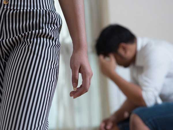 Sau phiên tòa ly hôn, chồng tôi về dọn đồ nhưng qua camera tôi thấy anh mang theo chiếc túi lạ, nghi ngờ nên tôi giật lấy và choáng váng vô cùng