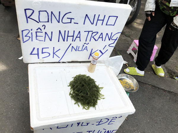Thực phẩm 'nhà giàu' tràn ra vỉa hè với giá rẻ bèo