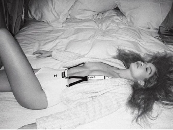 Chân dài Gigi Hadid tung ảnh trước khi mang thai khoe ngực trần và body gợi cảm