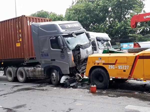 Nhân chứng vụ container tông biến dạng xe con dừng đèn đỏ, 3 người chết: 'Đến sáng vẫn không dám đi qua hiện trường vì sợ'