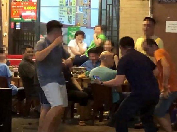 Bị nhắc vì hát loa kẹo kéo gây ồn ào, nhóm thanh niên ngồi nhậu đánh CA, nhốt luôn dân phòng
