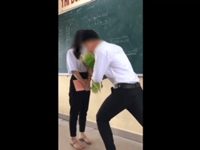 Nam sinh đem hết can đảm quỳ gối tặng hoa để tỏ tình ngày cuối cấp, không ngờ nhận được phản ứng đầy ngọt ngào của crush