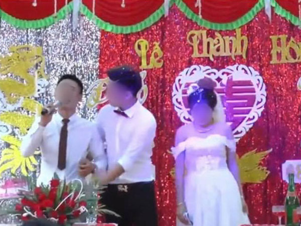 Đang đám cưới rình rang, chú rể đột nhiên ôm chầm lấy MC rồi bỏ chạy để mình cô dâu cười khúc khích trên sân khấu