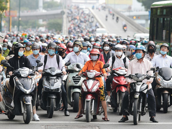 Chùm ảnh: Người Sài Gòn trong ngày đầu bắt buộc đeo khẩu trang nơi công cộng để phòng dịch