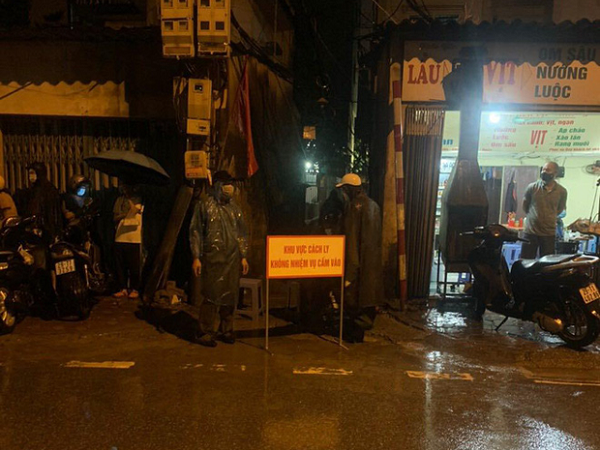 Hà Nội: Khử khuẩn ngay trong đêm, đưa 18 người F1 của nhân viên xe bus dương tính lần 1 với SARS-CoV-2 đi cách ly