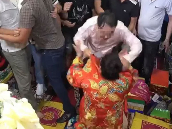 Đồng thầy Hải Phòng xé áo cô đồng ở Phủ Dầy: Thủ nhang nói họ dẫn theo nhiều người, có hành động côn đồ