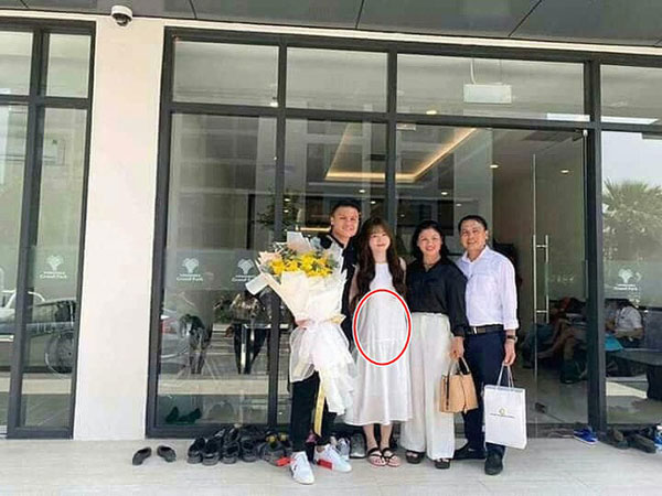 Liên tục mặc váy suông dáng rộng, bạn gái cầu thủ Quang Hải bị 'soi' vòng 2 to bất thường