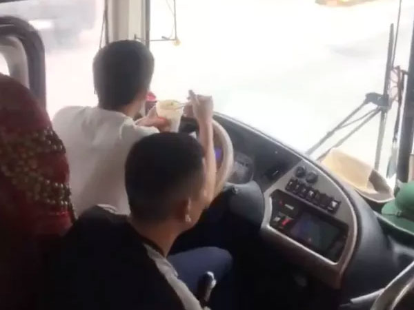 Tài xế xe khách giường nằm ăn mỳ tôm trong lúc lái xe tốc độ cao