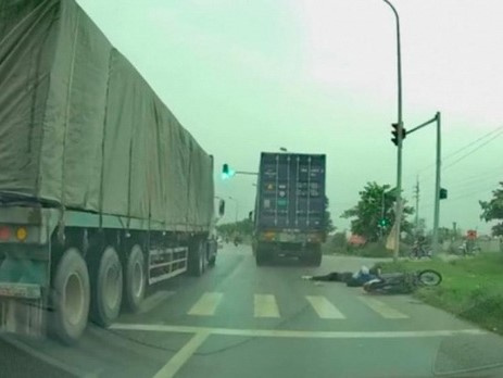 Hà Nội: Xe container chạy ẩu tông nữ sinh viên trường Luật tử vong rồi bỏ trốn