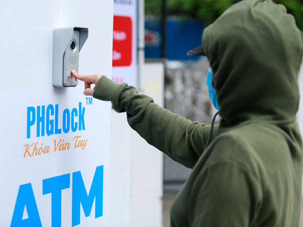 Cận cảnh cây 'ATM khẩu trang' phát miễn phí cho người nghèo ở Sài Gòn