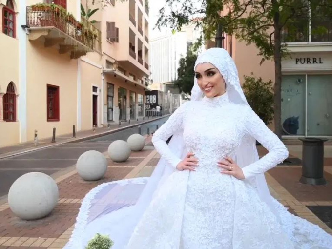Chụp ảnh cưới đúng lúc vụ nổ Beirut xảy ra, cô dâu suýt bị hất văng