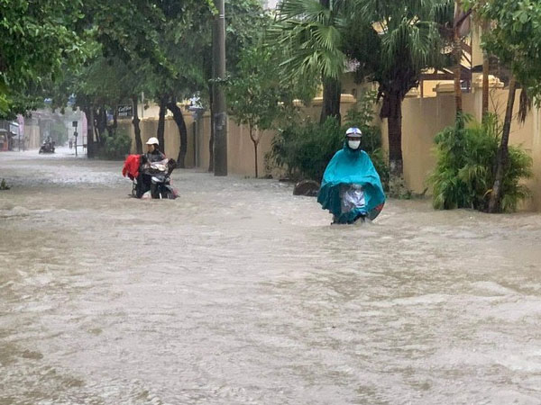 Mưa lớn, thành phố Điện Biên Phủ ngập trong biển nước