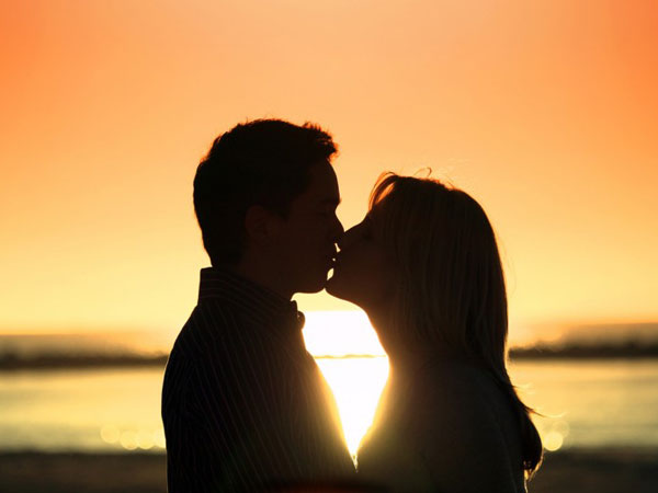Vì sao mọi người lại hôn nhau?