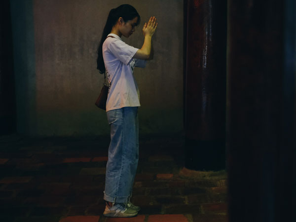 Ảnh: Sĩ tử đội mưa thắp hương cầu may ở Văn Miếu trước kỳ thi THPT