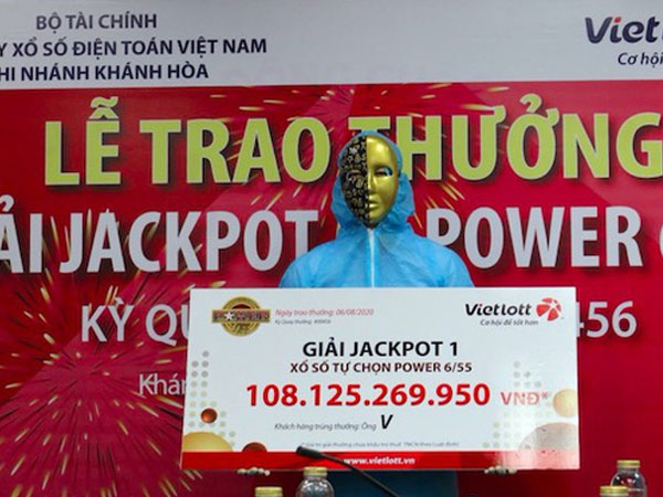 Chủ nhân giải Vietlott 108 tỷ: Mặc 'full giáp bảo hộ' đi nhận thưởng, ủng hộ liền tay 1,7 tỷ chống dịch COVID-19