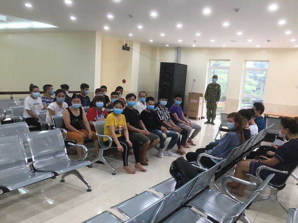 Mẹ ôm con nhỏ băng rừng trốn từ Trung Quốc về Việt Nam lúc nửa đêm