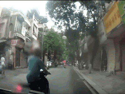 Video: Đột ngột dừng xe chặn đầu ô tô, ông chú rút điếu thuốc ra hút, thách thức tài xế