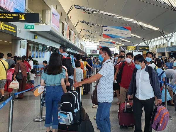 Gần 1.700 du khách đăng ký rời Đà Nẵng về quê
